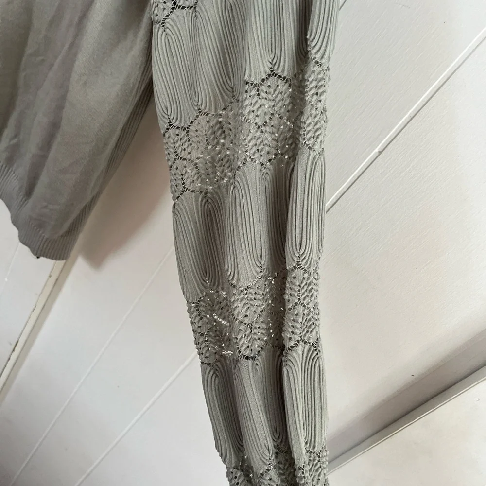 Sioni Milano Gray Pleated V-Neck Woman’s Sweater With Lacey Textured Sleeves - Picture 4 of 8